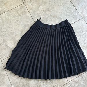Flowy black short skirt